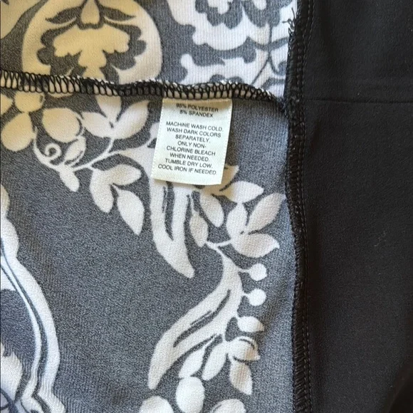 White Horse Black Market Elegant Black and White Women's Top - Picture 9 of 9